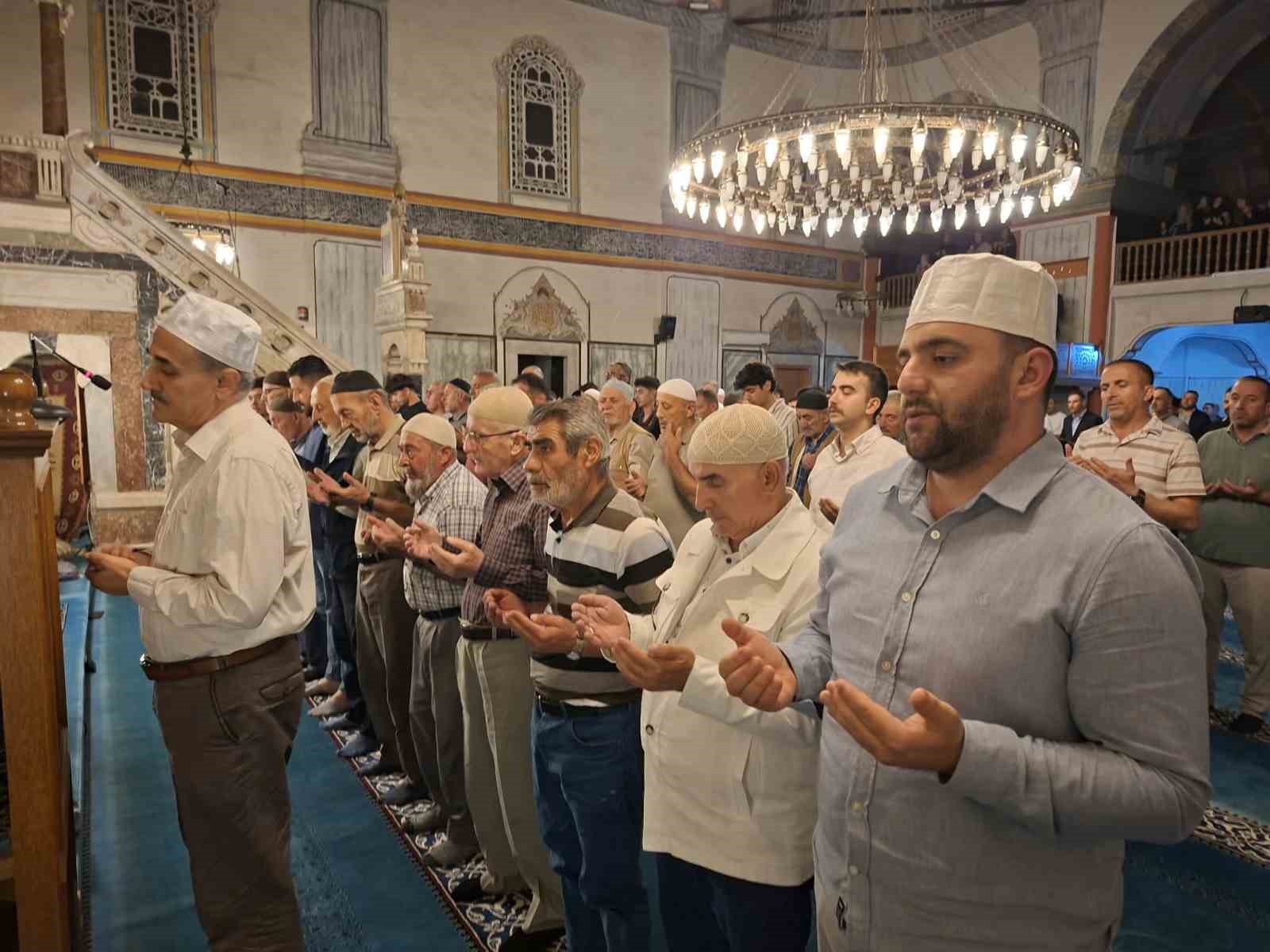 mevlid-kandili-nde-tarihi-capanoglu-camii-nde-dualar-edildi
