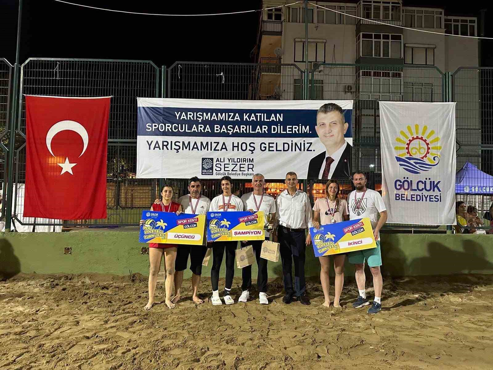 golcuk-te-304-minik-sporcunun-plaj-voleybolu-heyecani