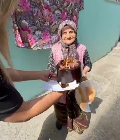 samsun-da-yaslilara-dogum-gunu-surprizi-buyuklerin-yuzu-pasta-ile-guluyor