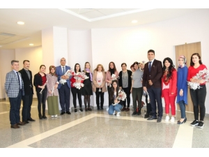 Nevü Kadın Personel Ve Öğrencilerine ‘Kadınlar Günü’nde Karanfil