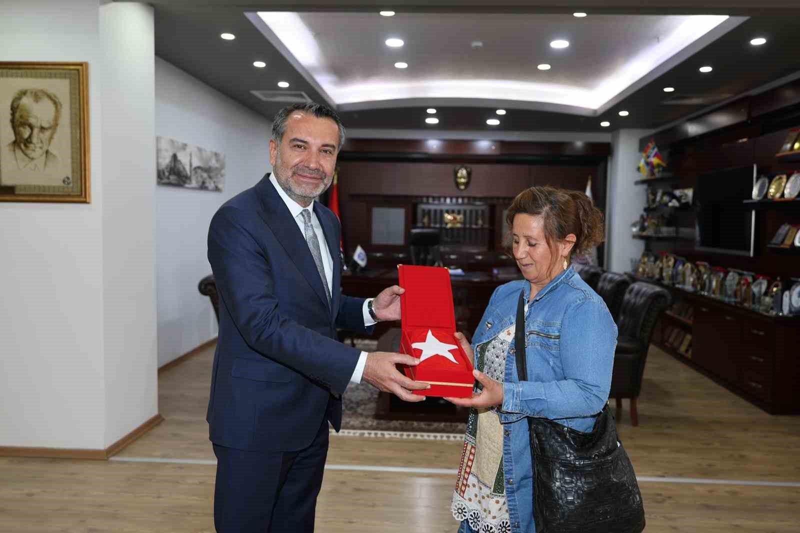 halk-otobusundeki-bayragi-silen-kadina-baskan-serifogullari-ndan-anlamli-hediye