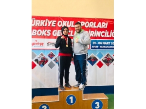 Meram Belediyesporlu Şeyma İyiel, Gençler Kick Boks Türkiye Şampiyonu Oldu