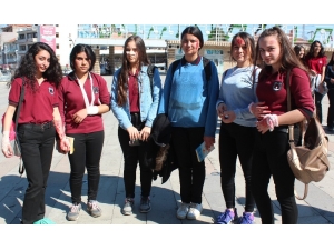 Öğrenciler Kadınlar Gününe Özel Önce Yürüdü Sonra Kitap Okudu