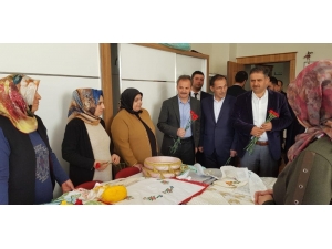 Ak Parti Heyeti Kadın Ve Gençlik Merkezlerindeki Kadınlara Karanfil
