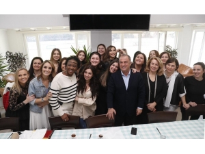 Galatasaraylı Futbolcular, Eşlerine Yemek Servisi Yaptı