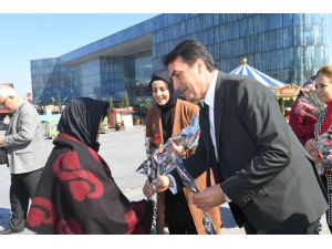 Dündar, Dünya Kadınlar Gününde Karanfil Dağıttı