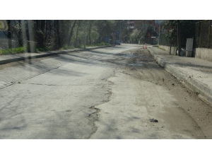 Bir Tarafı Paket Taş, Diğer Yanı Beton