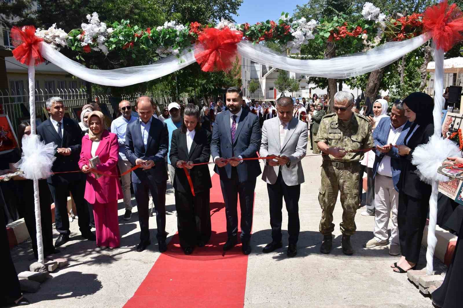 siverek-te-hayat-boyu-ogrenme-haftasinda-el-emegi-urunler-sergilendi