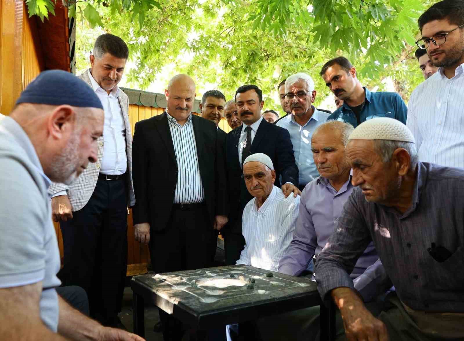 vali-kucuk-kahta-da-esnaf-ve-vatandaslarla-bir-araya-geldi