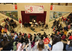 Yabancı Kadınların Mutlu Günü