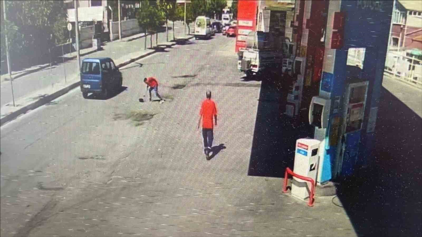 dusurdugu-cantasina-kavusan-yasli-kadin-polislere-para-verip-cay-ikram-etmek-istedi