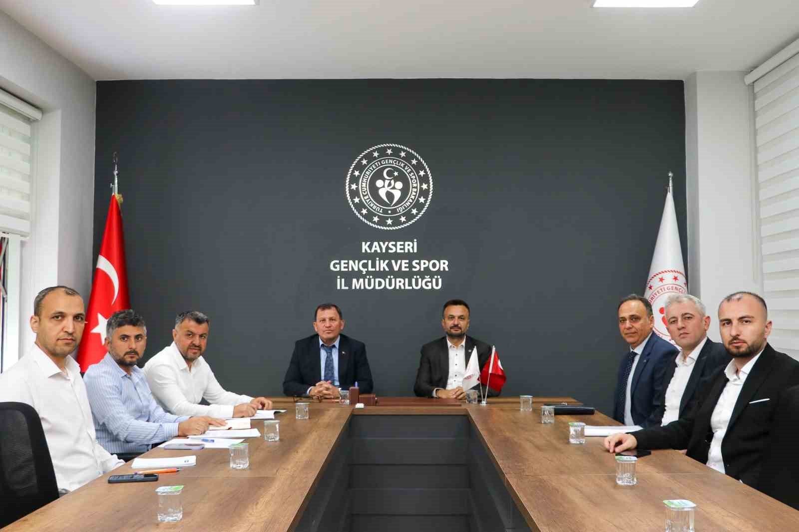 kayseri-de-yamac-parasutu-istisare-toplantisi-yapildi