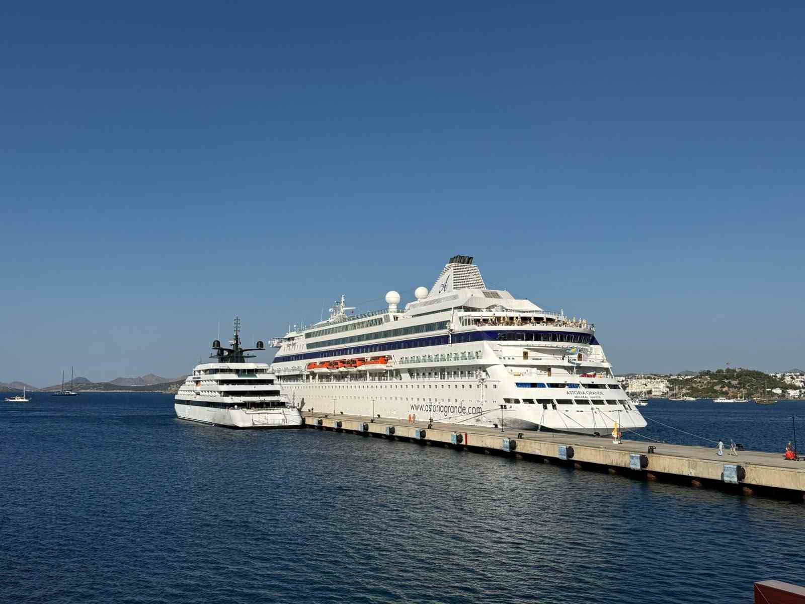 bodrum-u-iki-yolcu-gemisi-ziyaret-etti