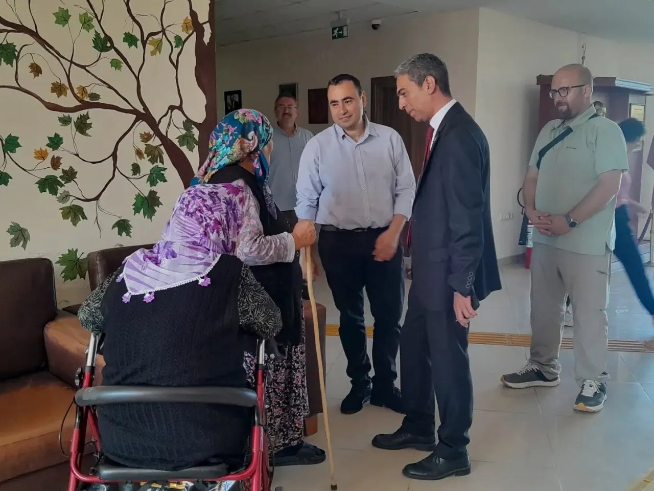 sinop-ta-huzurevi-sakinlerine-surpriz-dogum-gunu