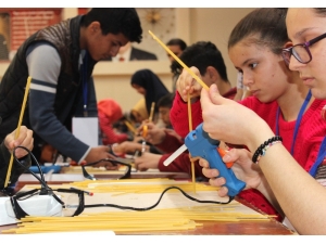 Geleceğin Mühendisleri Makarnadan Köprü Yaptı