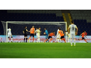 Spor Toto Süper Lig: M.başakşehir: 1 - Fenerbahçe: 0 (İlk Yarı)