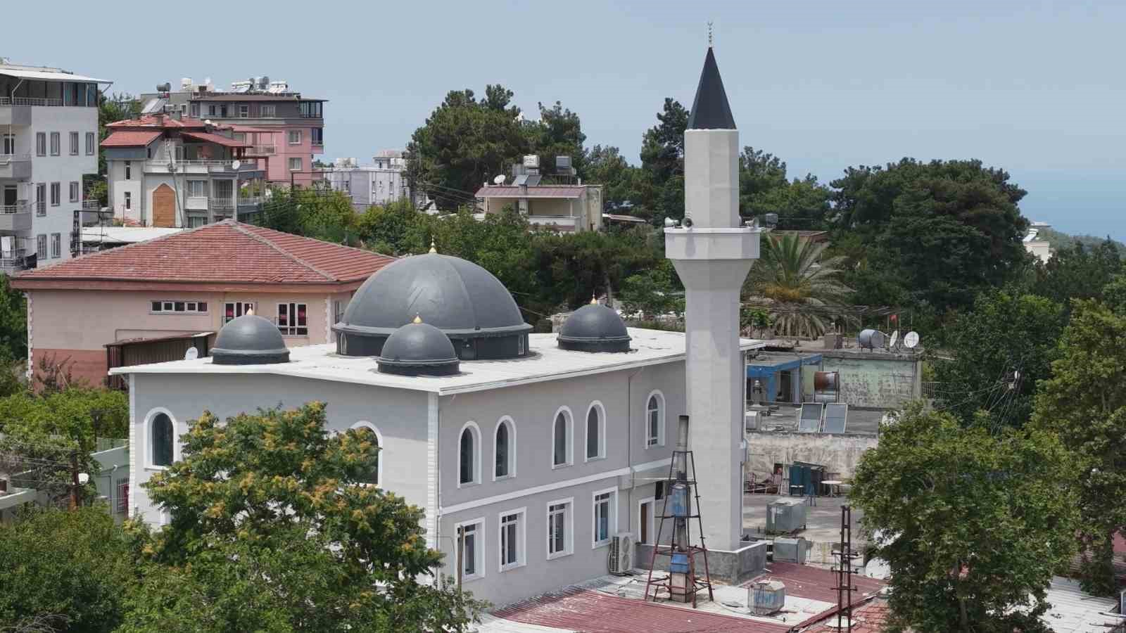 depremin-ardindan-insa-edilen-131-cami-dualarla-ibadete-acildi