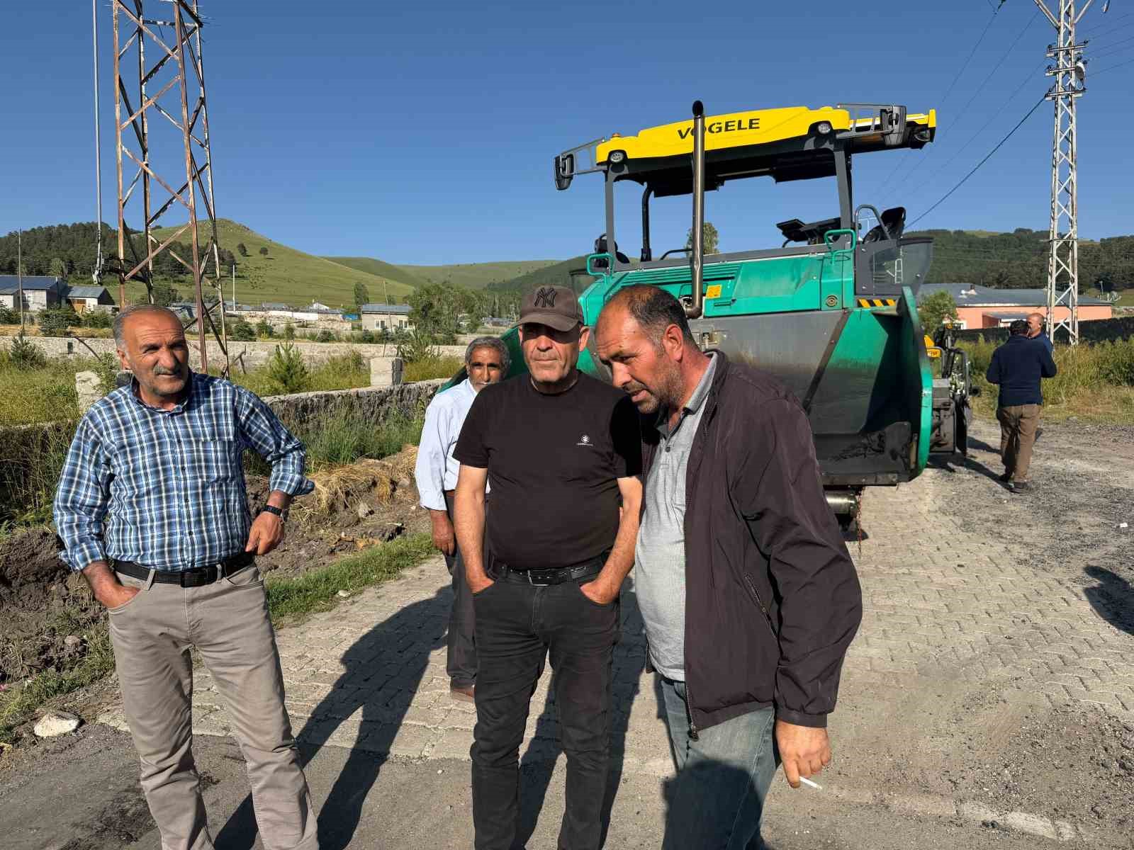 hamamli-koyu-sicak-asfaltla-bulusuyor-sarikamis-ta-ulasim-konforu-artiyor
