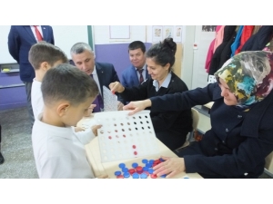 Balıkesir’de Öğrenciler Sınıfta Anneleri İle Birlikte Zeka Oyunları Oynuyor