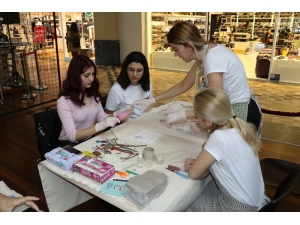 Kadınlar Kendi Takılarını Kendileri Yaptı