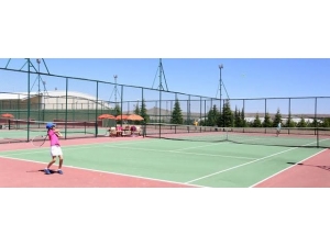 Okullar Arası Teniste Dereceye Girenler Belli Oldu