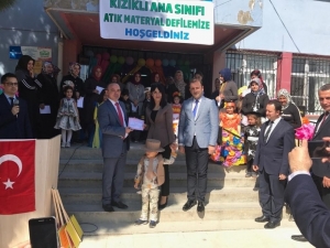 Burhaniye’ De Ana Sınıfı Öğrencilerinden Atık Materyal Defilesi