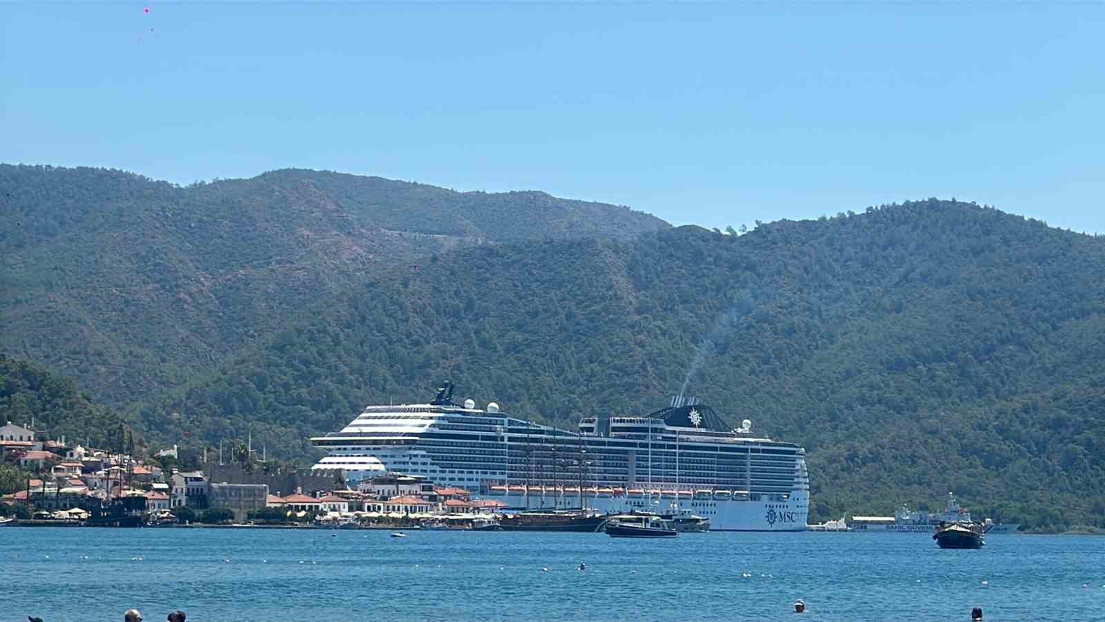 dev-yolcu-gemisi-marmaris-e-5-bin-yolcu-ve-murettebatiyla-demir-atti