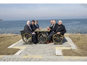 Bakan Varank, Van Gölü Sahilinde Çay İçip Protokolle Sohbet Etti