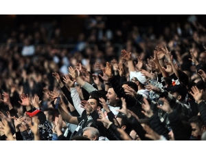 Taraftarlardan Guti Tezahüratları