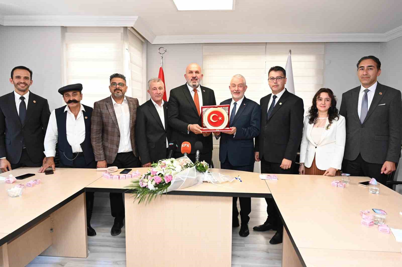 turkiye-muhtarlar-konfederasyonu-ndan-baskan-basdegirmen-e-yilin-en-basarili-belediye-baskani-odulu