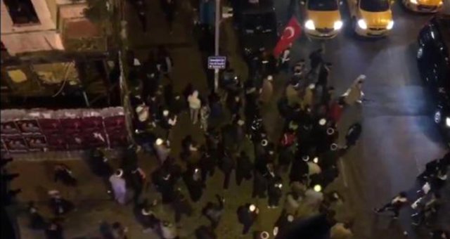 Ezanın Islıklandığı İddialarının Ardından Bir Grup, Tekbir Getirerek Taksim'de Yürüdü