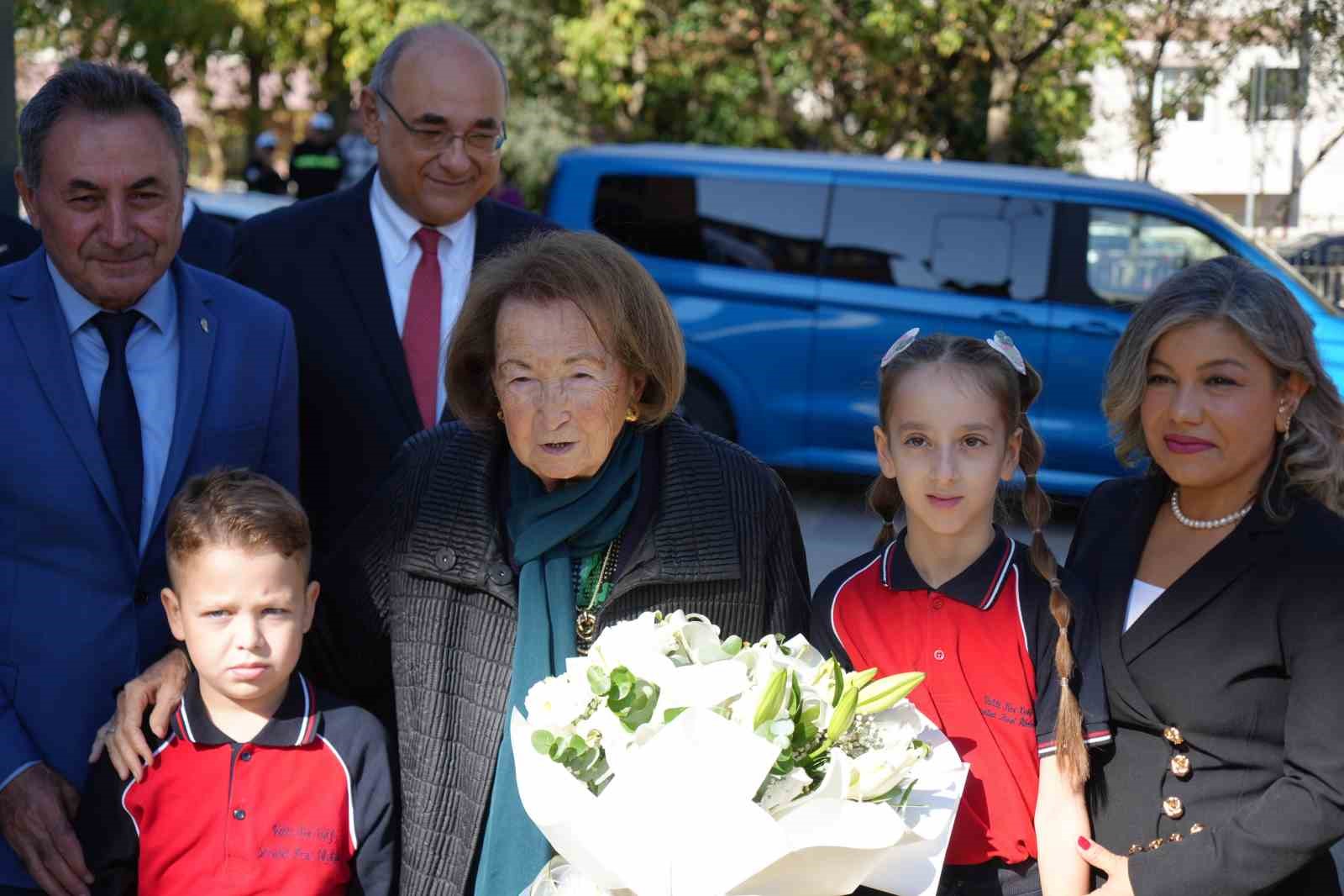 semahat-arsel-adini-tasiyan-okulun-acilisina-katildi