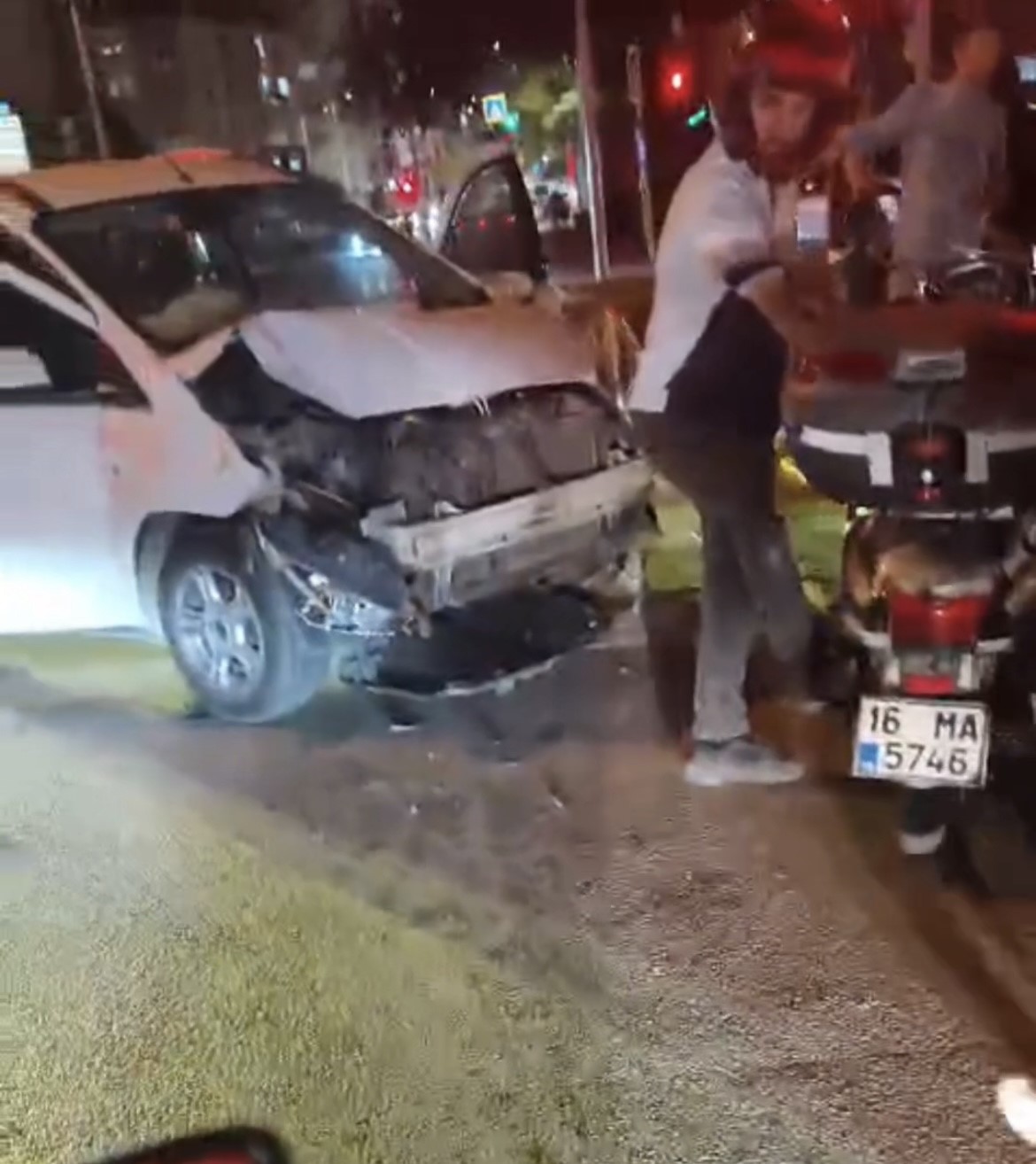 kirmizi-isikta-gecen-motosiklete-otomobil-carpti-1-olu-1-yarali