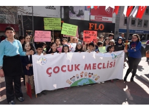 Çocuk Meclisi, Kadınlar Günü’nü Kutladı