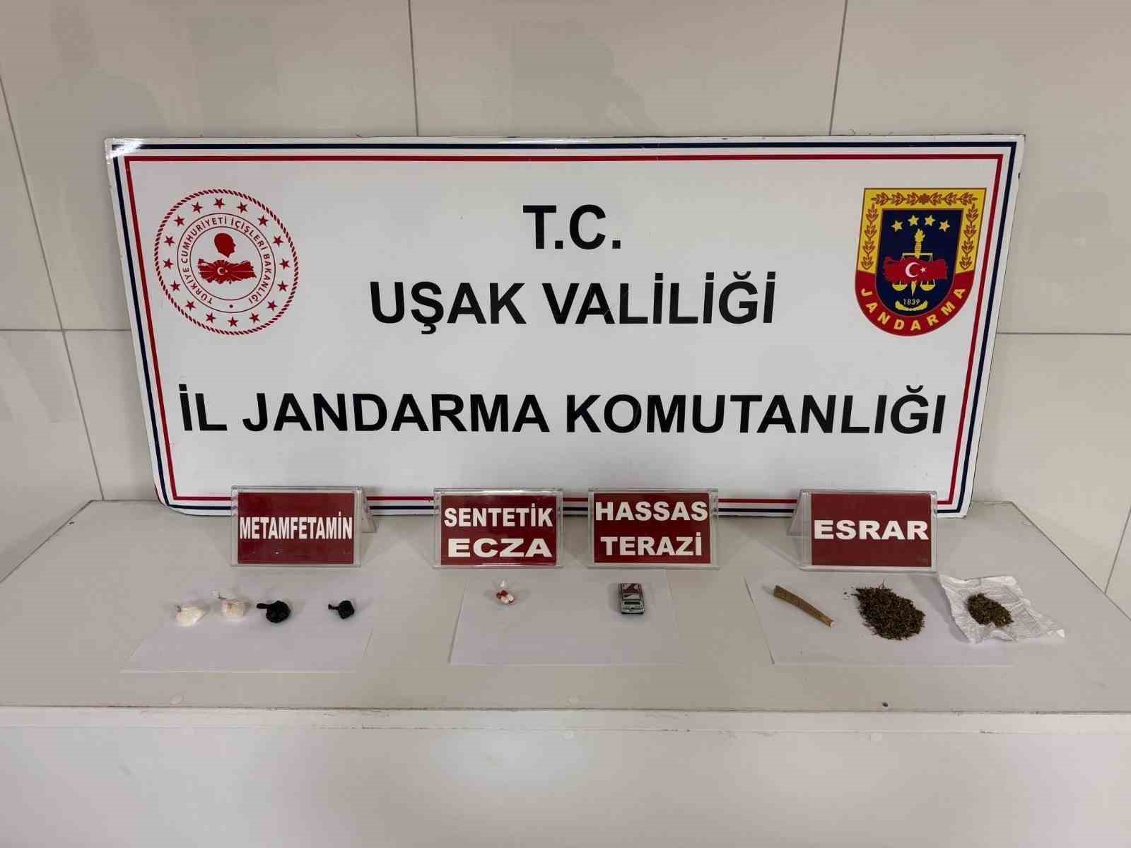 usak-ta-jandarmadan-uyusturucu-operasyonunda-4-kisi-tutuklandi