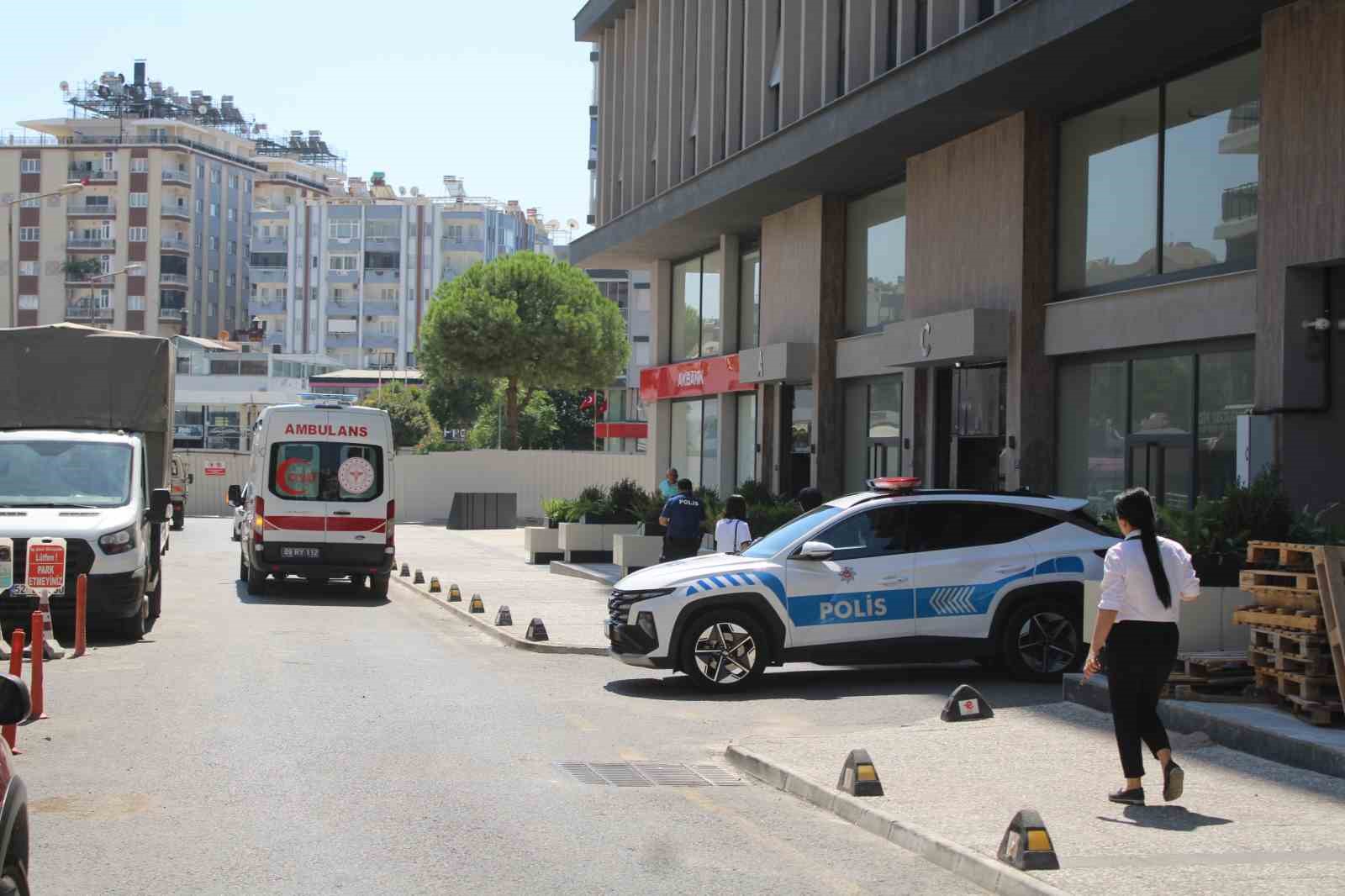 apartmanin-merdivenlerinden-dusen-yasli-adam-hastanelik-oldu