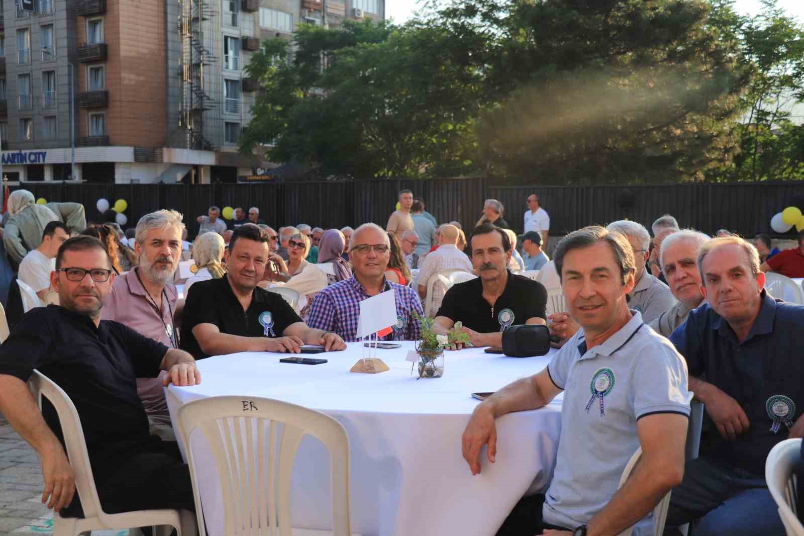 83-yasindaki-ogretmen-yillar-sonra-ogrencileriyle-bulustu
