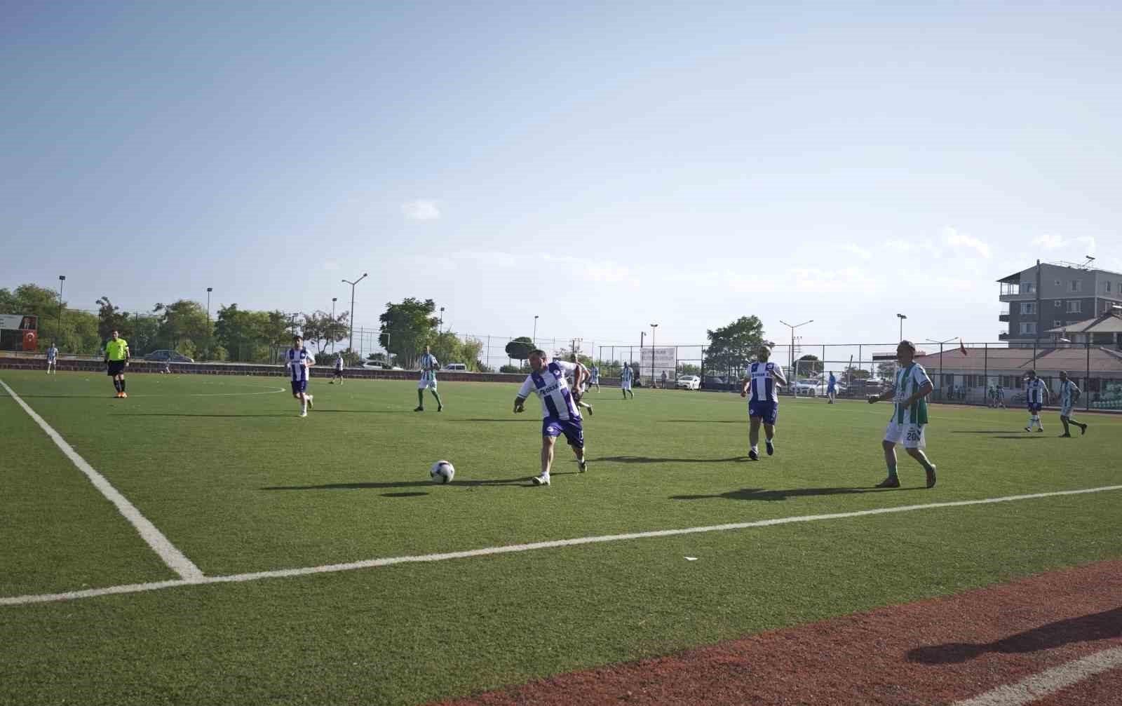 ahlat-ta-40-yas-ustu-sohretler-futbol-turnuvasi