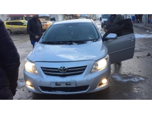 Kar Kütlesi Araca Zarar Verdi, Bir Çatıyı Da Kısmen Çökertti