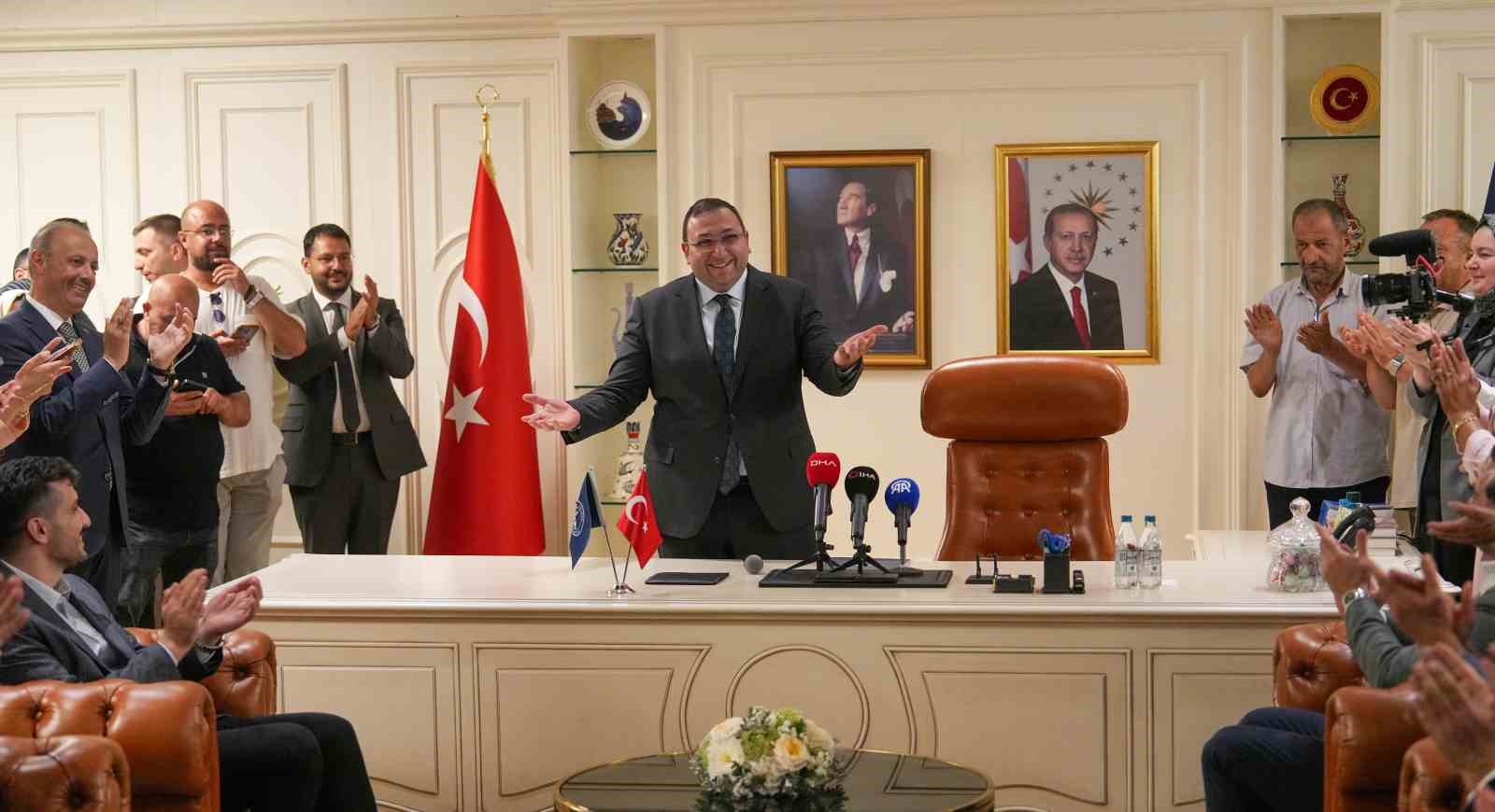 uskudar-belediye-baskanvekili-dundar-ziya-gultekin-gorevine-basladi