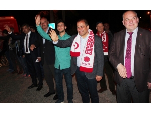 Başkan Uçak’a Nazar Değmesin Diye Üzerlik Tüttürdü