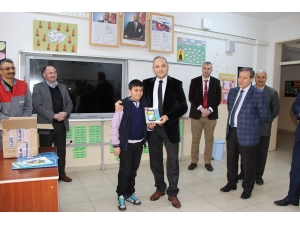 Kaymakam Göktaş, Öğrencilere Tablet Dağıttı