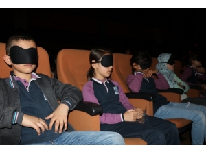 Uyku Bantları Takıp Tiyatro Dinlediler