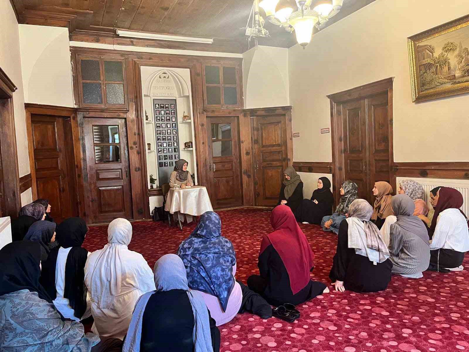 afyonkarahisar-da-mevlid-i-nebi-haftasi-konferansi-duzenlendi