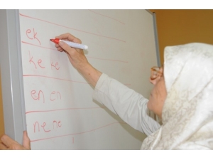 70 Yaşında Okuma Yazma Öğrendi, İlk İşi İstiklal Marşı’nı Okumak Oldu