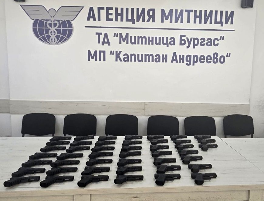 sinir-kapisinda-incir-yuklu-tirda-45-adet-silah-ele-gecirildi