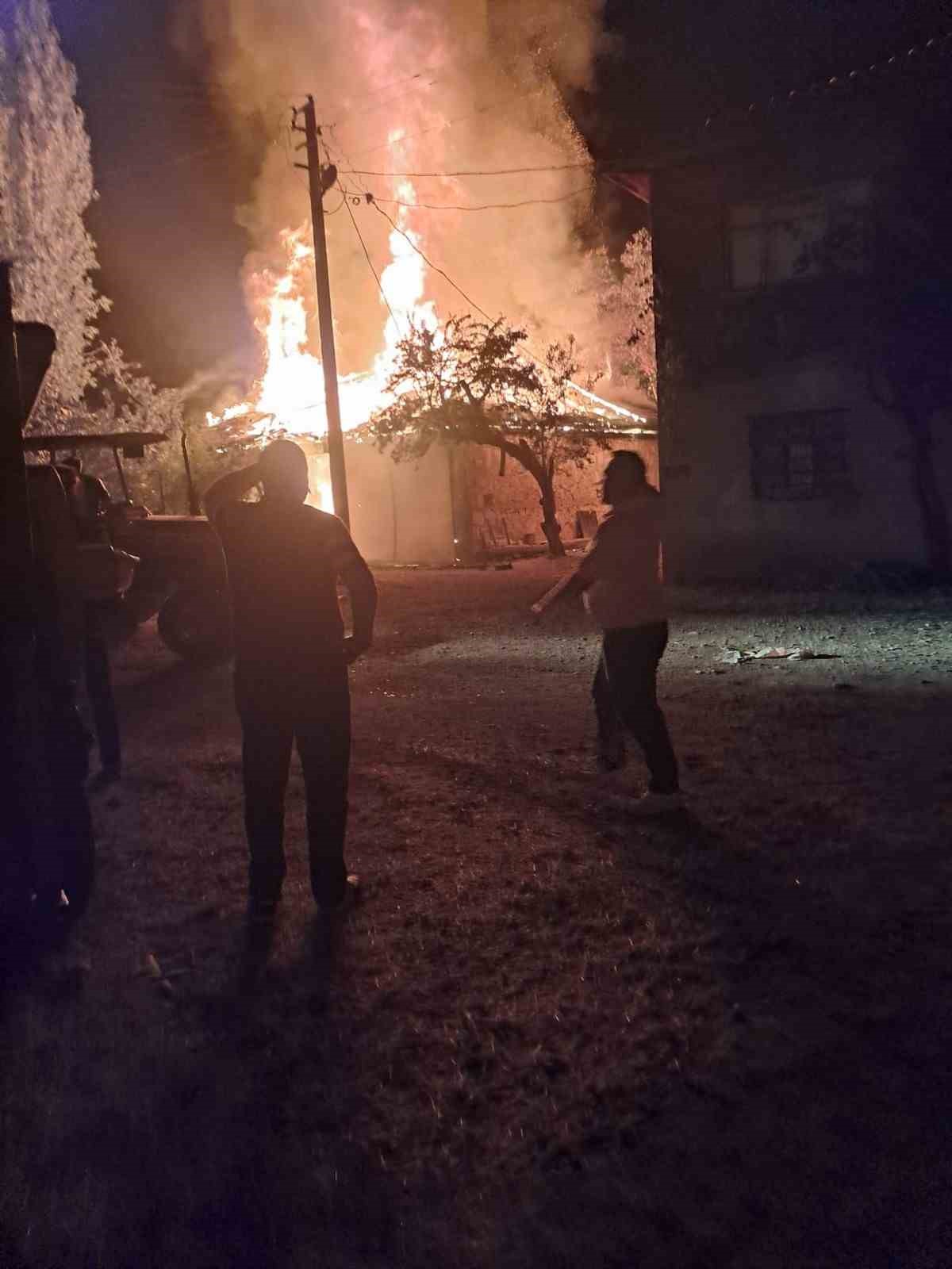 besihane-yangininda-4-buyukbas-hayvan-telef-oldu