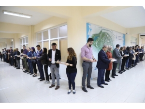 Kitapların Taşınması İçin İnsan Zinciri Oluşturuldu