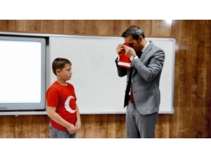 Küçük Hasan’ın Duygulandıran Bayrak Sevgisine Kaymakam’dan Ödül