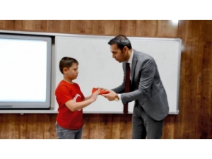 Küçük Batuhan’ın Duygulandıran Bayrak Sevgisine Kaymakam’dan Ödül